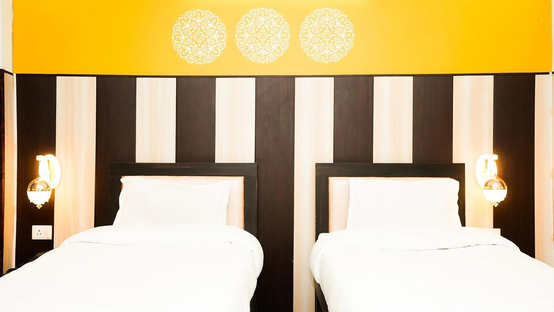 Fabhotel Tanvi Premium 구르가온