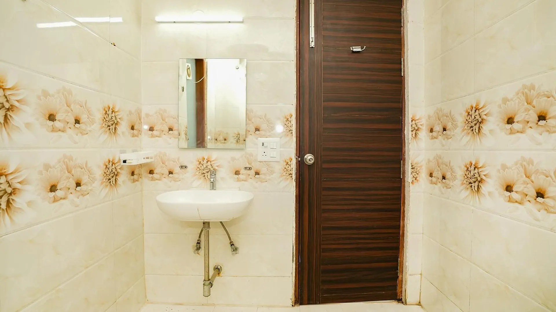 Fabhotel Tanvi Premium 구르가온